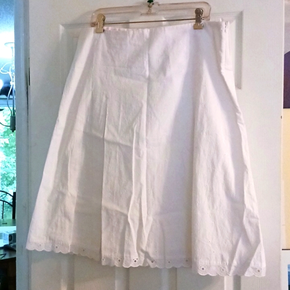 Adorable White Mickey XL skirt with pleats
